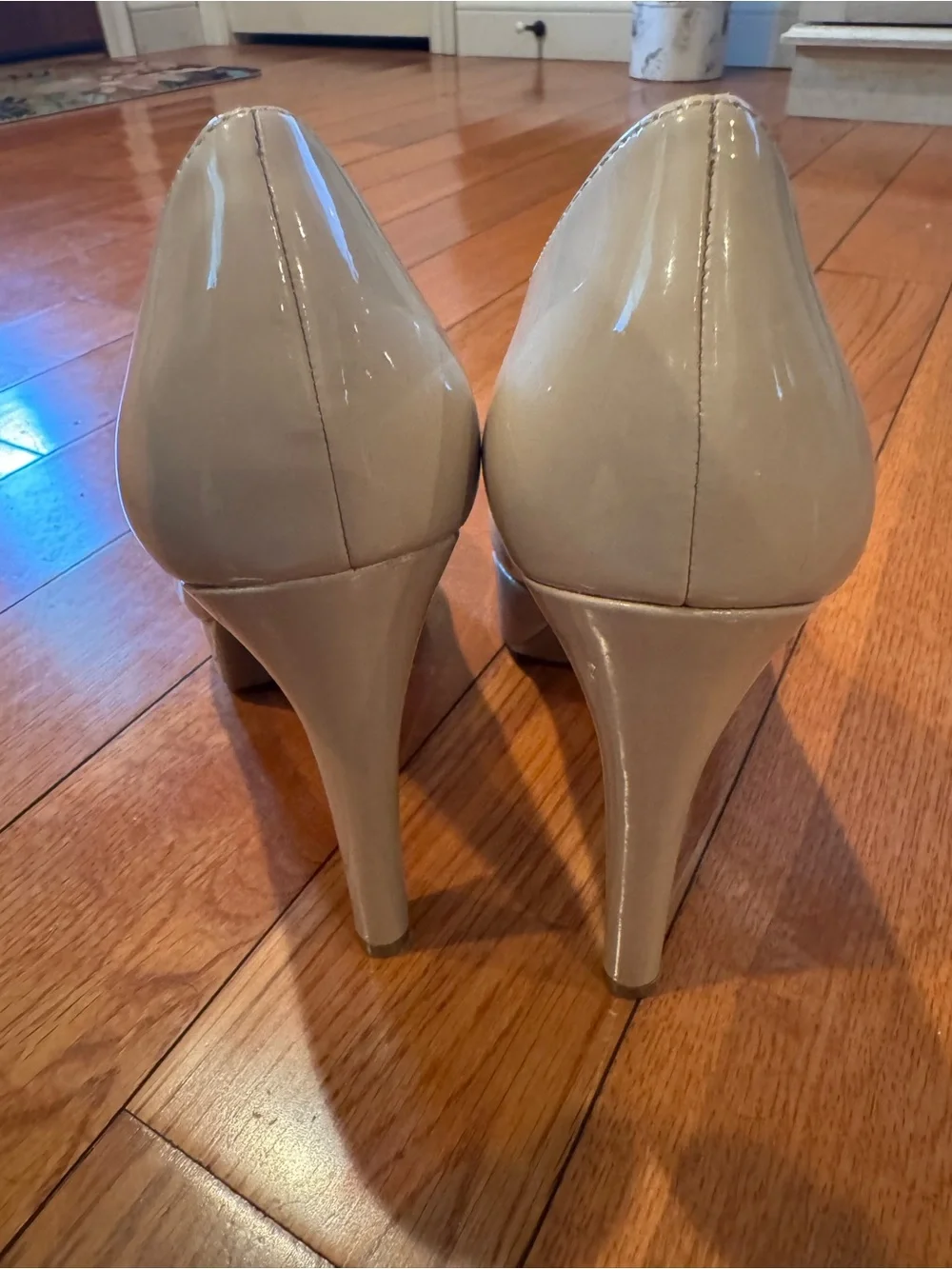 G by GUESS Winna Nude Patent Platform Heels Pumps | Size 6 Like New